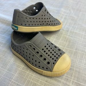 Native slip on shoes SZ 5